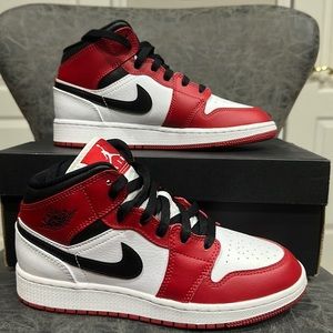 Air Jordan 1 Mid Chicago Red GS Size 5